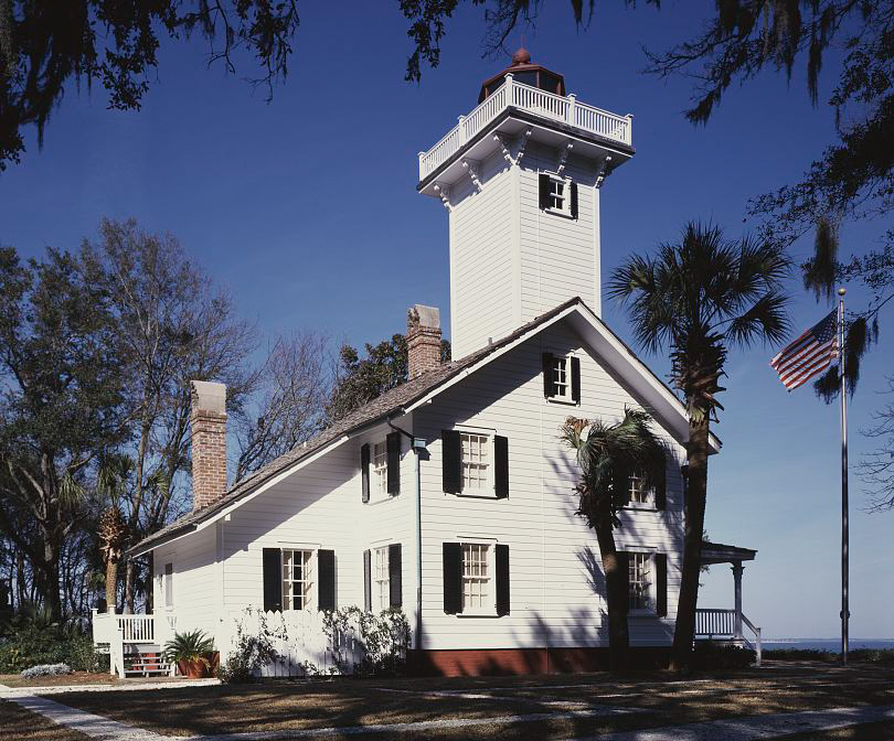 Haig Point Lighthouse. In December of 1872, James H. Reed of Washington D.C. was contracted to acquire all the material for the two range lights and dwelling, transport the material to the island, and supply the necessary labor to erect the structures all for $7,681. A two-story wooden keeper’s dwelling, with a tower extending from the eastern end of its pitched roof, was constructed on the foundation of Blodgett’s plantation mansion. To the south, the front range light was also built of wood. Ships would align the two range lights to safely enter Calibogue Sound. The entrance to the sound would move due to shifting sand, so the front range light was placed atop a pair of wooden rails along which it could be moved to track the sound’s entrance.
